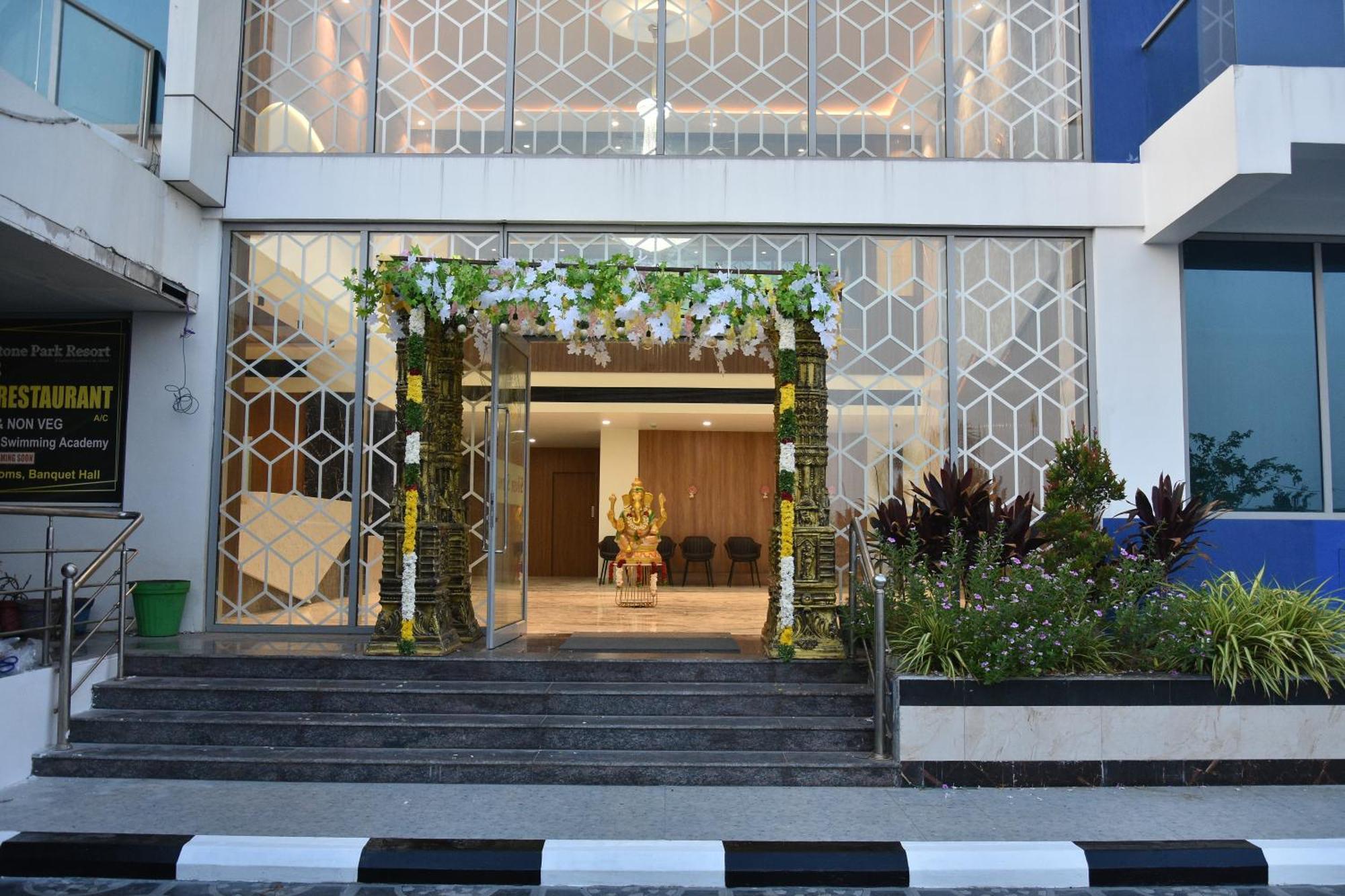 Silver Stone Park Resort, Kovilpatti Esterno foto