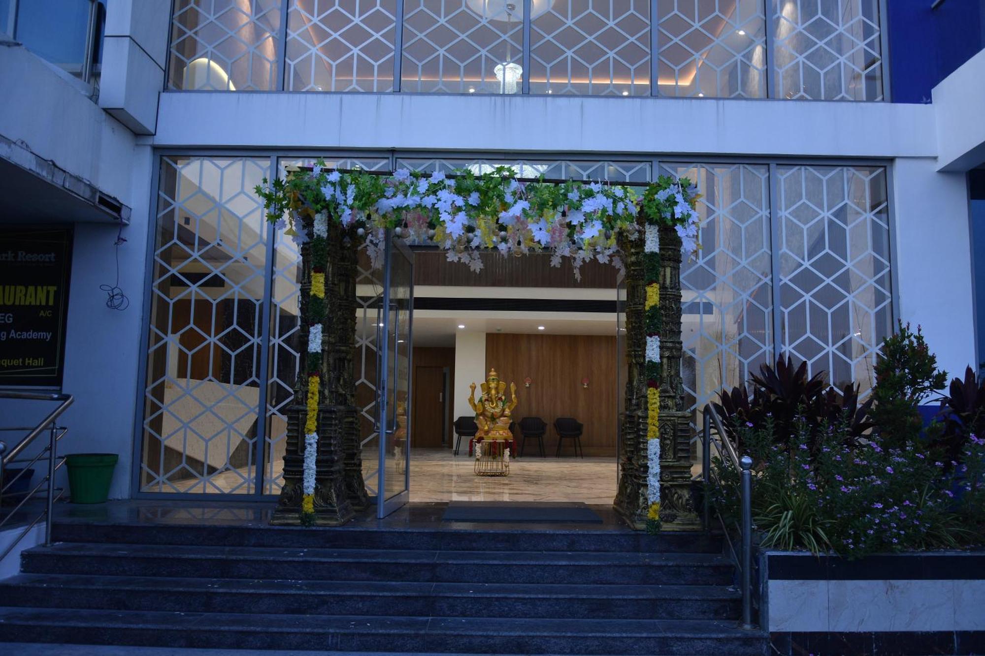 Silver Stone Park Resort, Kovilpatti Esterno foto